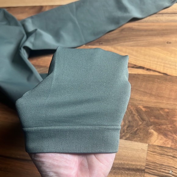 Selling because I ordered the wrong size - Picture 4 of 5